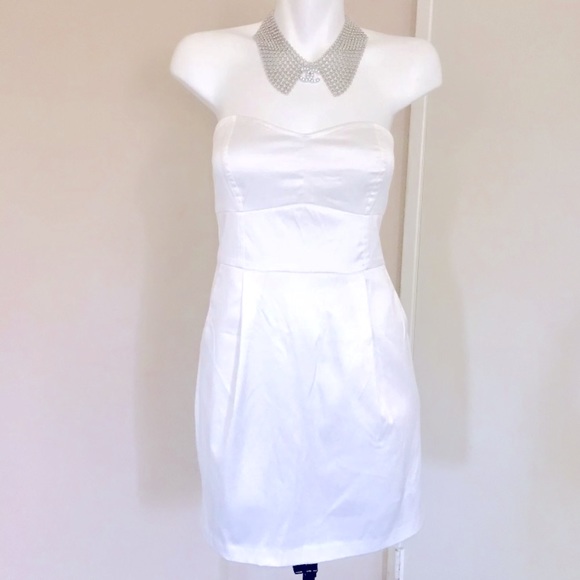Dresses & Skirts - Off White Strapless Dress. Size M.